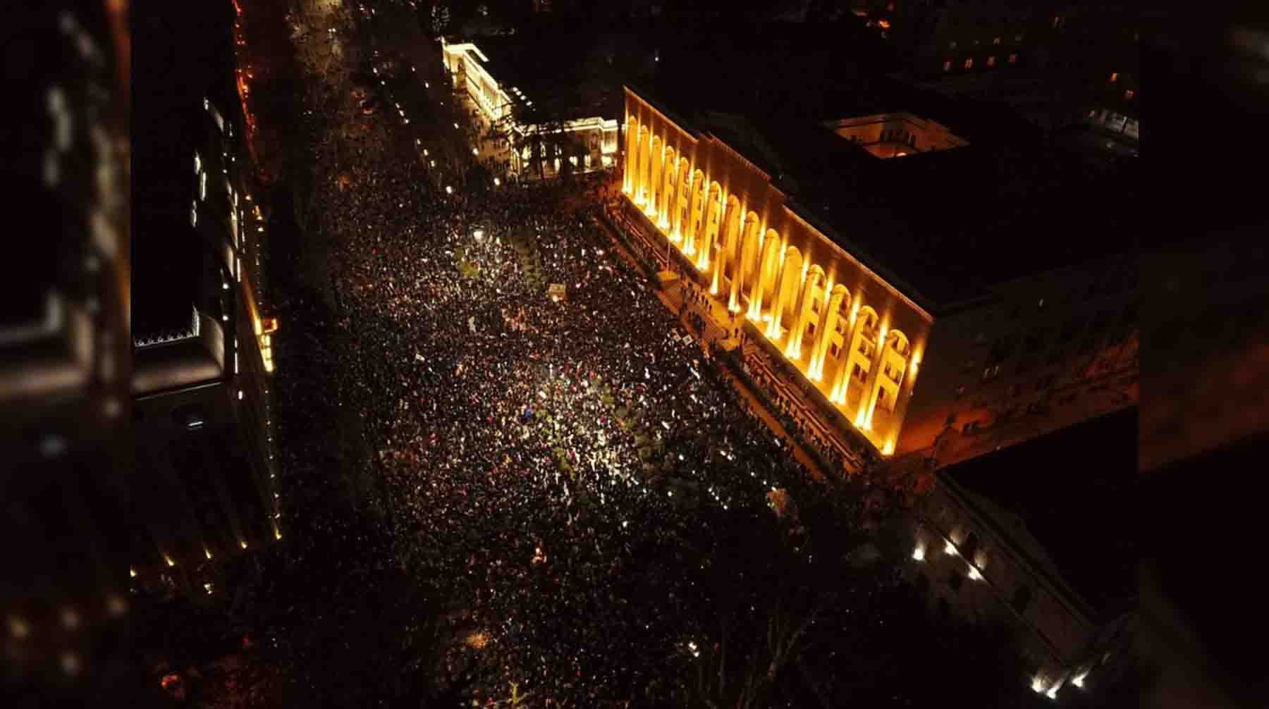 Участники акции протеста у здания парламента Грузии на проспекте Руставели в центре Тбилиси.