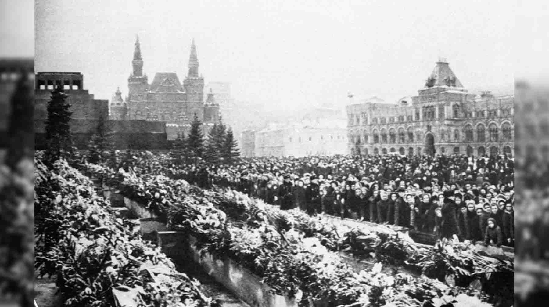 Москвичи на Красной площади в день похорон Иосифа Виссарионовича Сталина