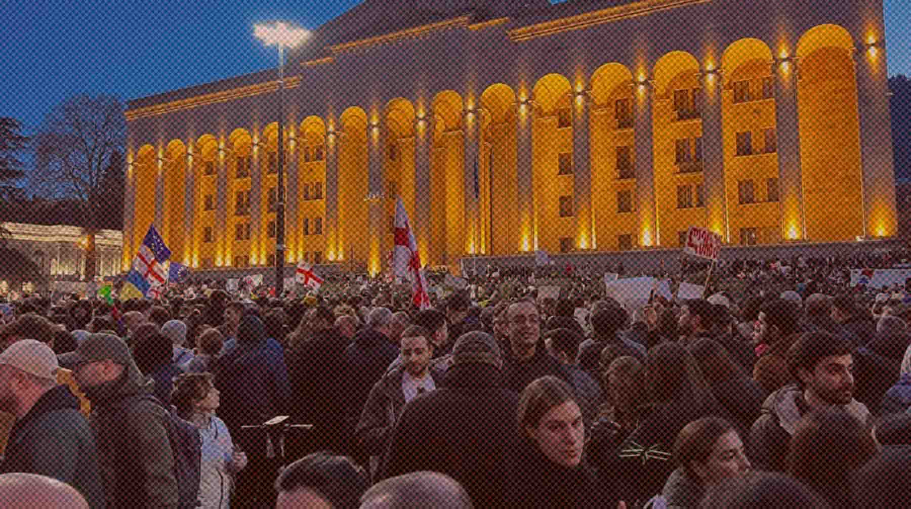 Столкновения полиции и демонстрантов прошли в Тбилиси Участники акции протеста у здания парламента Грузии на проспекте Руставели в центре Тбилиси