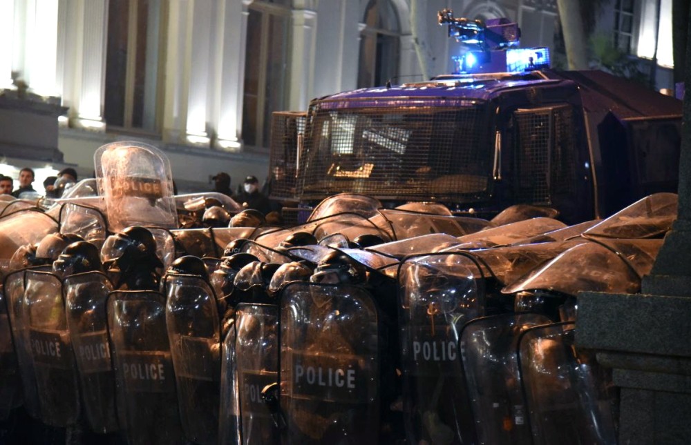 Dailystorm - Полиция в Тбилиси снова применила слезоточивый газ и водомет для разгона акции против закона об иноагентах