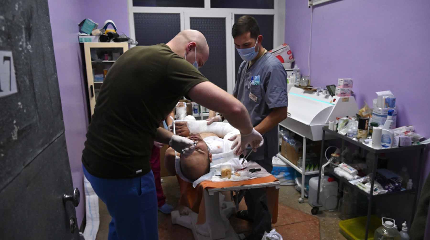 Врачи медицинского отряда специального назначения Министерства обороны РФ оказывают помощь раненым в госпитале в Харьковской области.