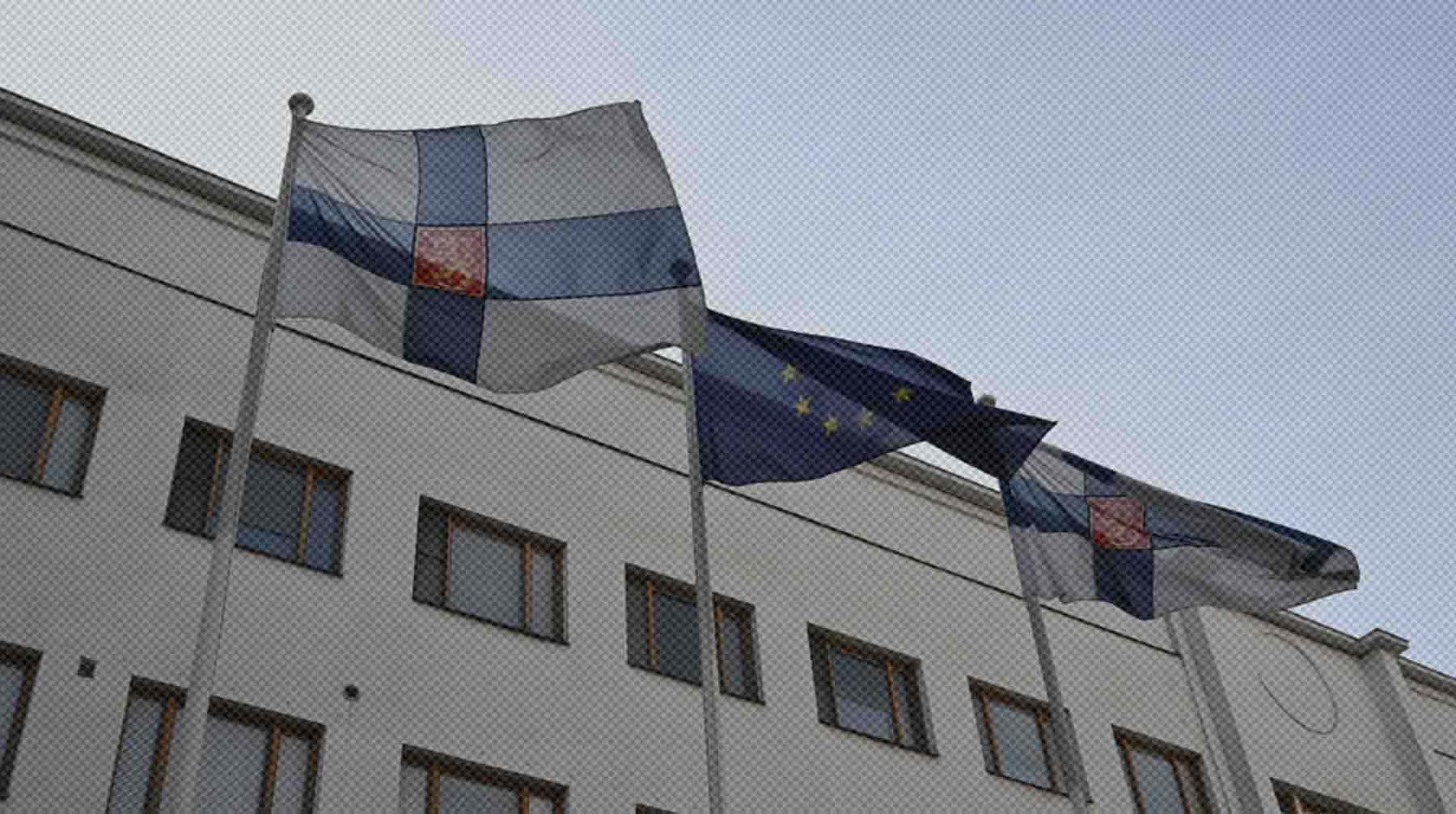 На данный момент официальное приглашение представителю Финляндии не поступало Флаги у здания посольства Финляндии в Москве.