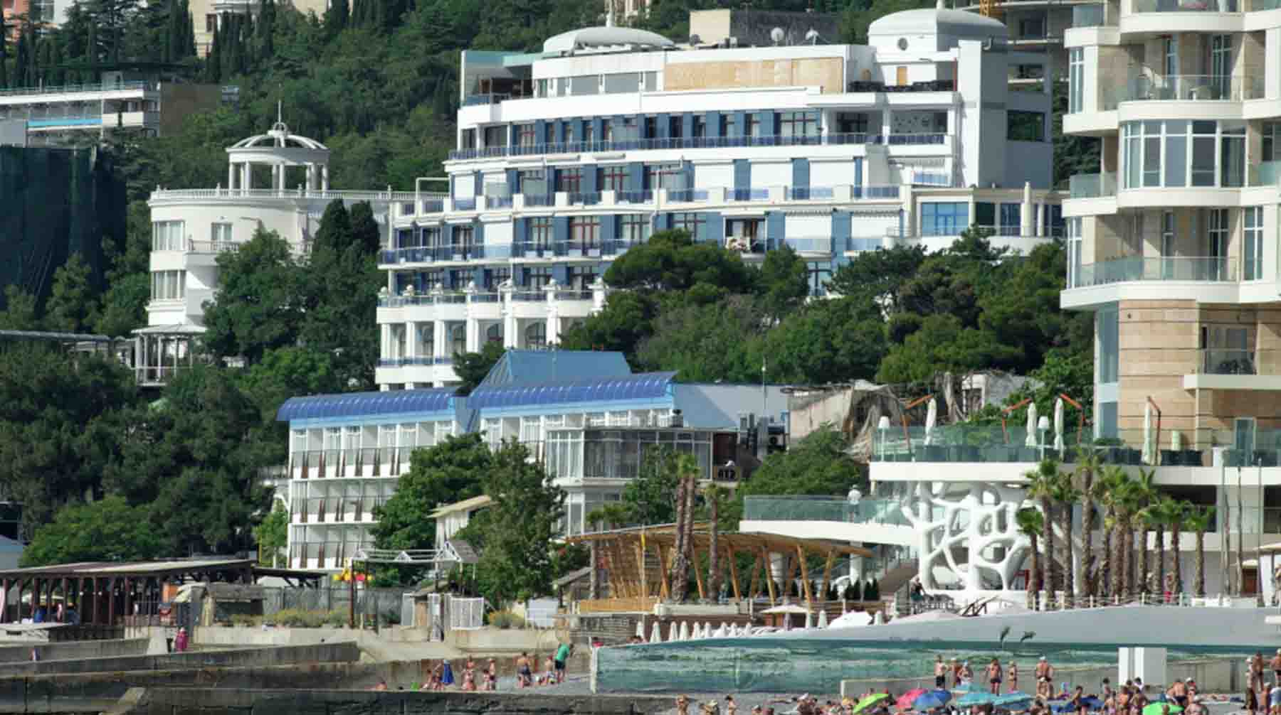Вид с моря на ялтинские отели