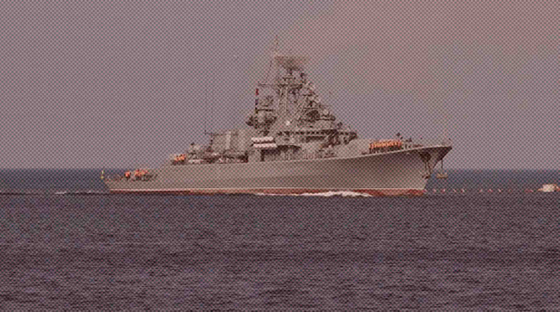 Один дрон был уничтожен силами ПВО, второй — взорвался сам, подчеркнул Развожаев Военный корабль Черноморского флота РФ в Севастопольской бухте.
