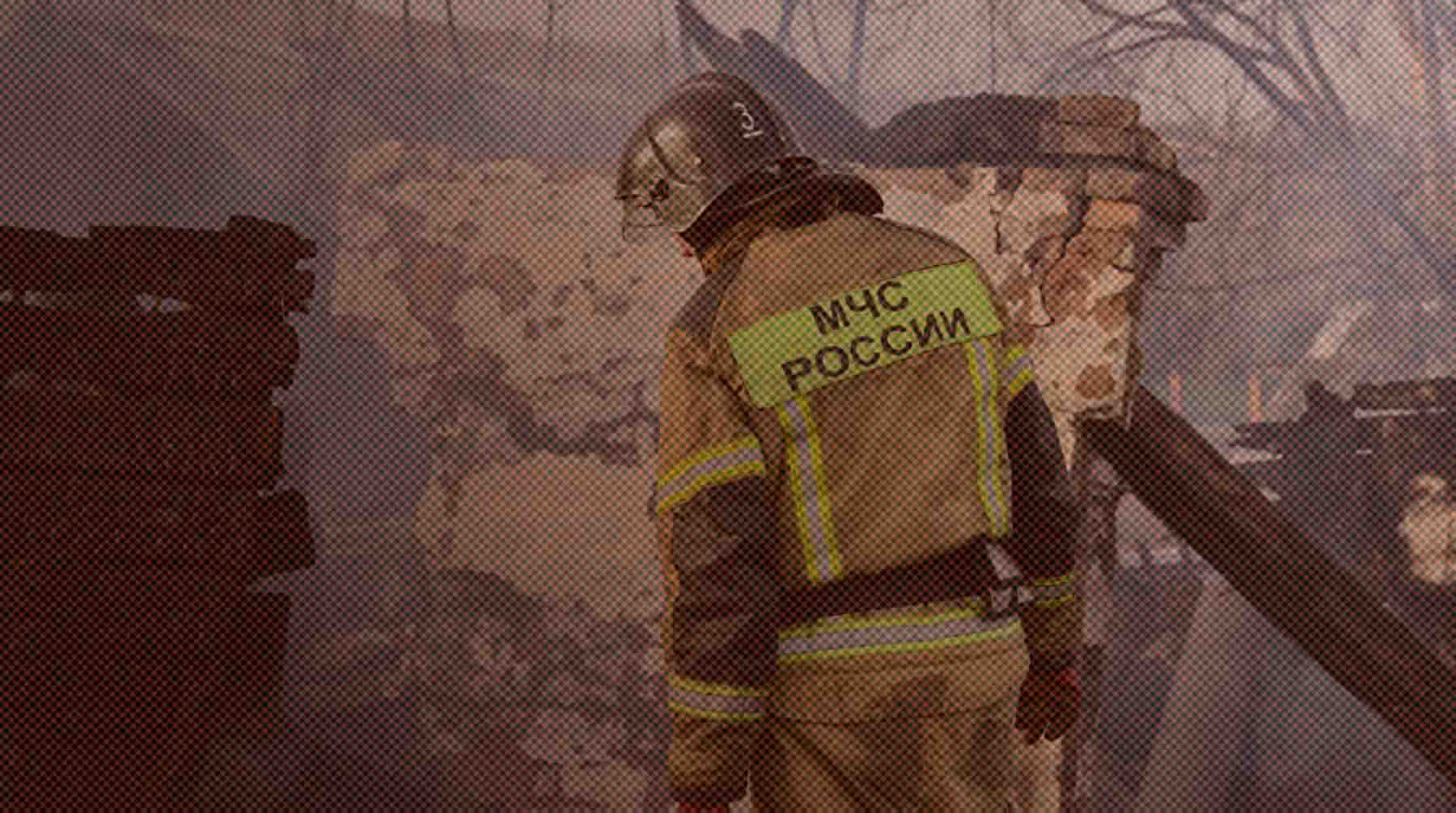 В поселке на Урале случился пожар площадью в два футбольных поля, погиб человек