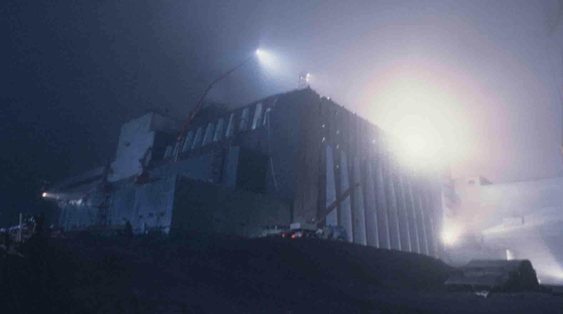 Украинская ССР. Чернобыльская атомная электростанция. Изоляционное сооружение (саркофаг) над четвёртым энергоблоком ЧАЭС, построенное к ноябрю 1986 года после взрыва 4-го реактора 26 апреля.