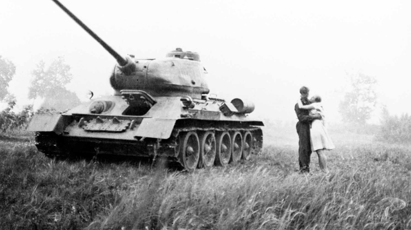 Кадр из художественного фильма "Освобождение". СССР - Югославия - Италия - Польша - ГДР. Режиссер Юрий Озеров. 1968-1971. Перед атакой на Курской дуге. В роли лейтенанта Васильева - артист Юрий Каморный.