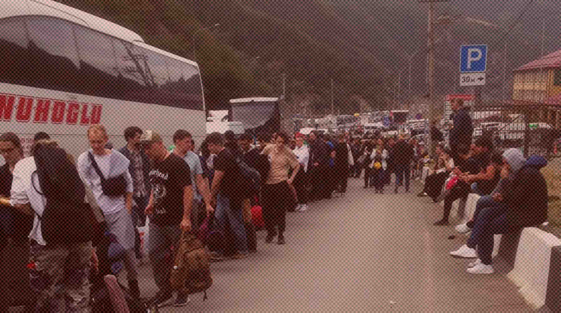 По сравнению с пандемийным годом этот показатель увеличился на четыре тысячи, в 2020-м РФ разрешила въезд 10 410 грузинам Люди стоят в очереди у КПП "Верхний Ларс" в Северной Осетии на границе с Грузией