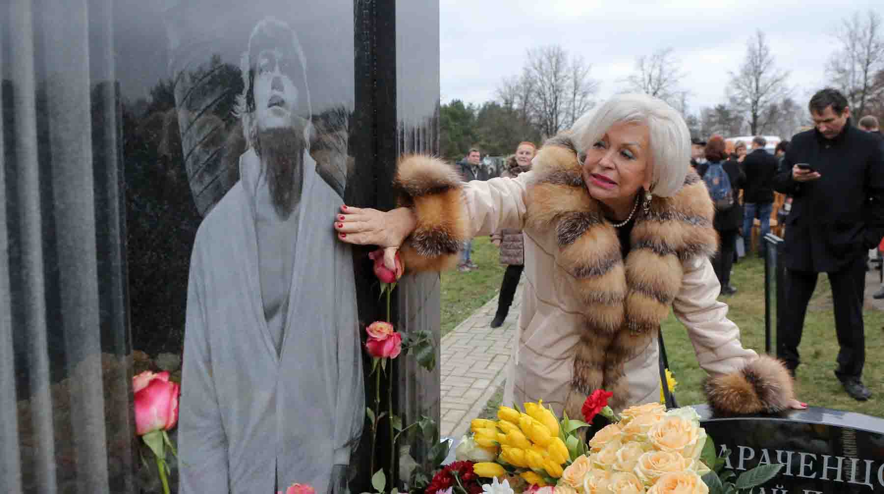 Людмила Поргина во время открытия памятника Николаю Караченцову