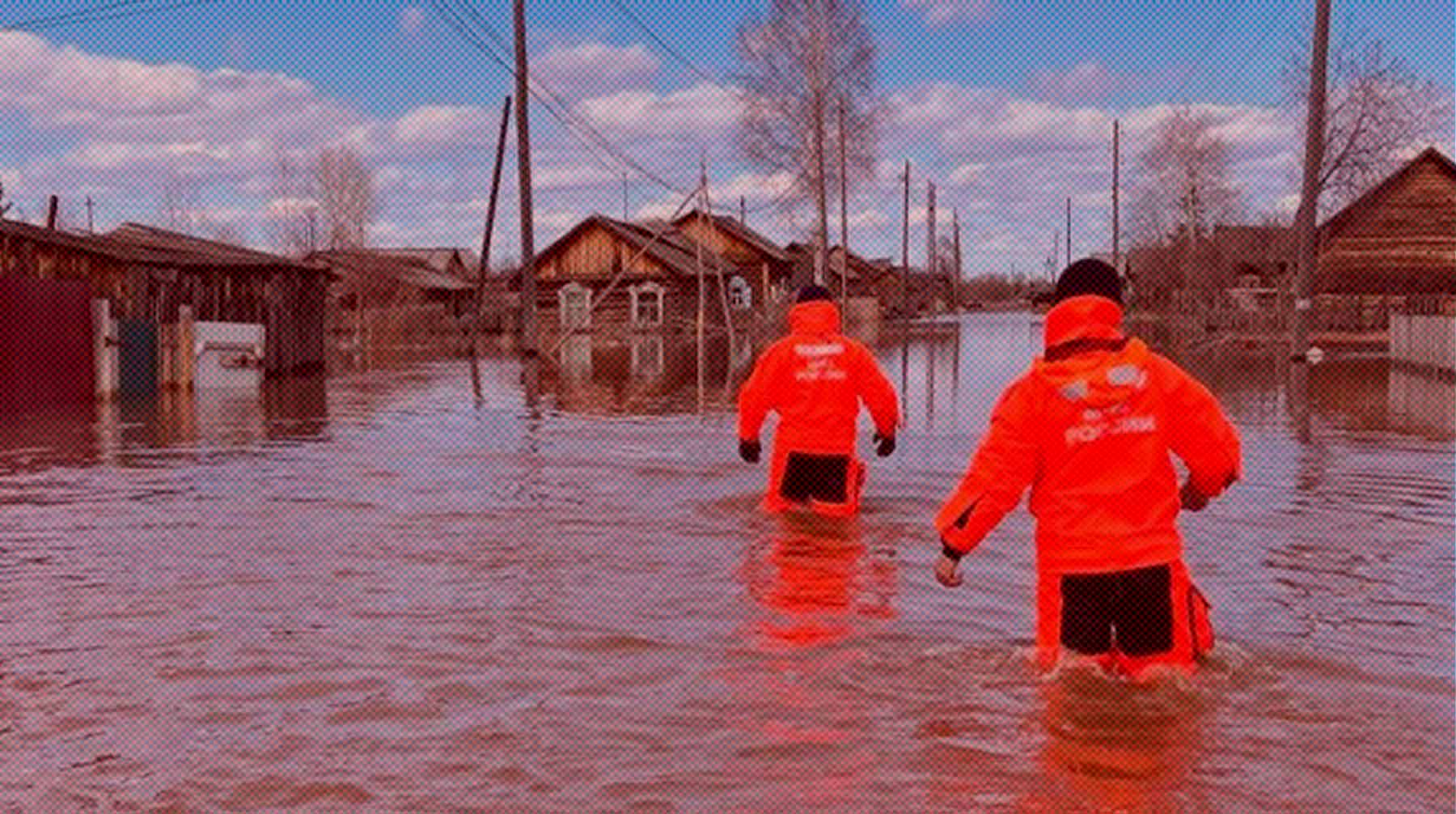 Беспокойство у администрации региона вызывают жители, отказавшиеся эвакуироваться из затопленной зоны Фото: РИА Новости / МЧС РФ