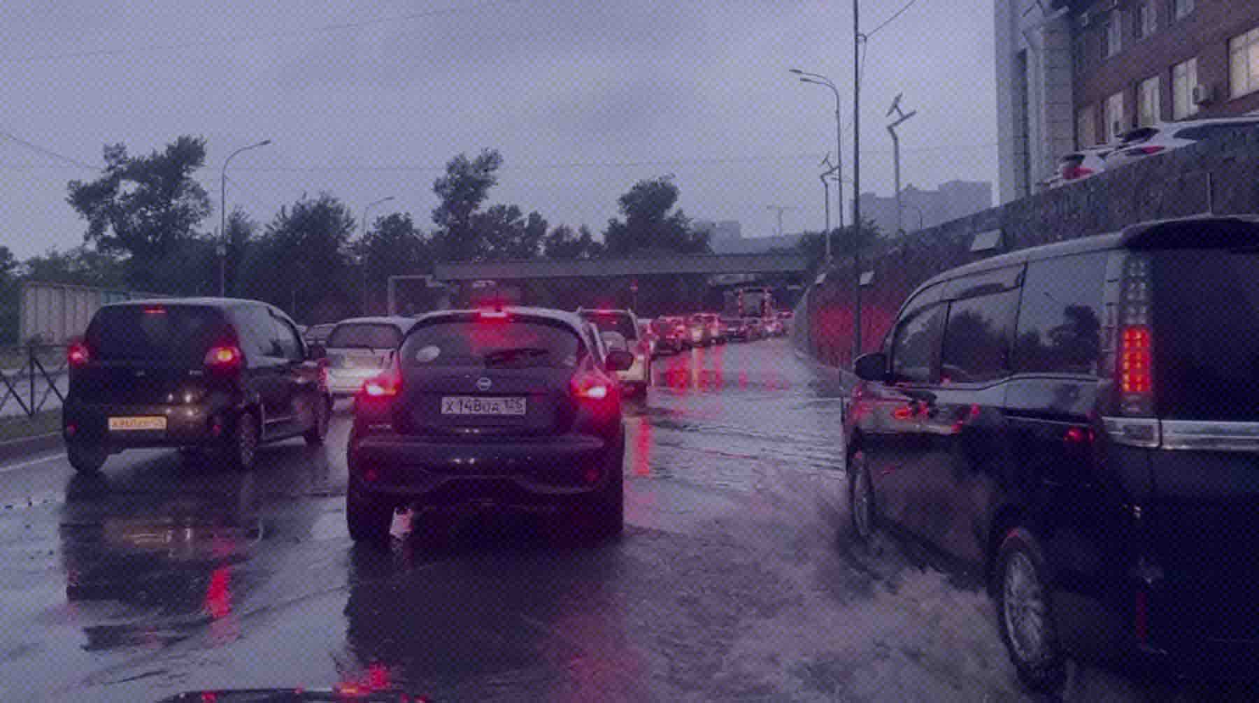 Dailystorm - Автомобили, дороги и кафе затопило во Владивостоке из-за ливня