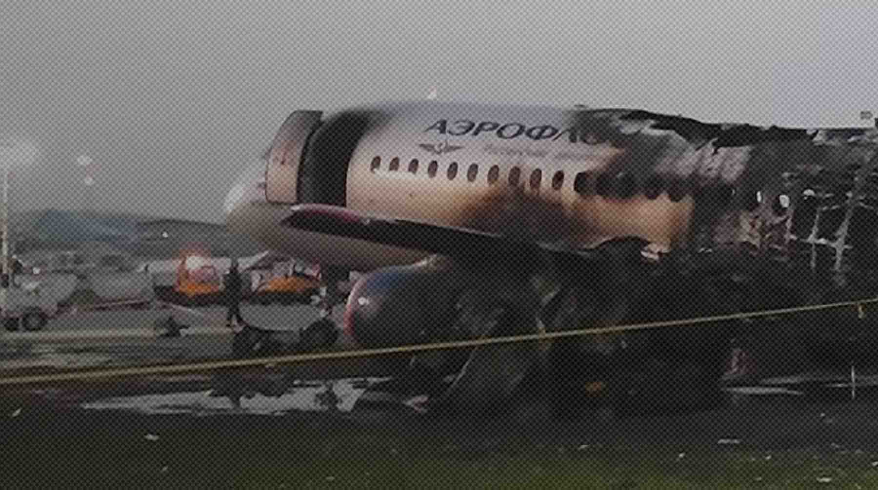 В мае 2019 года погиб 41 пассажир SSJ 100 Обгоревший фюзеляж самолета компании "Аэрофлот" Sukhoi Superjet-100 на летном поле в аэропорту Шереметьево