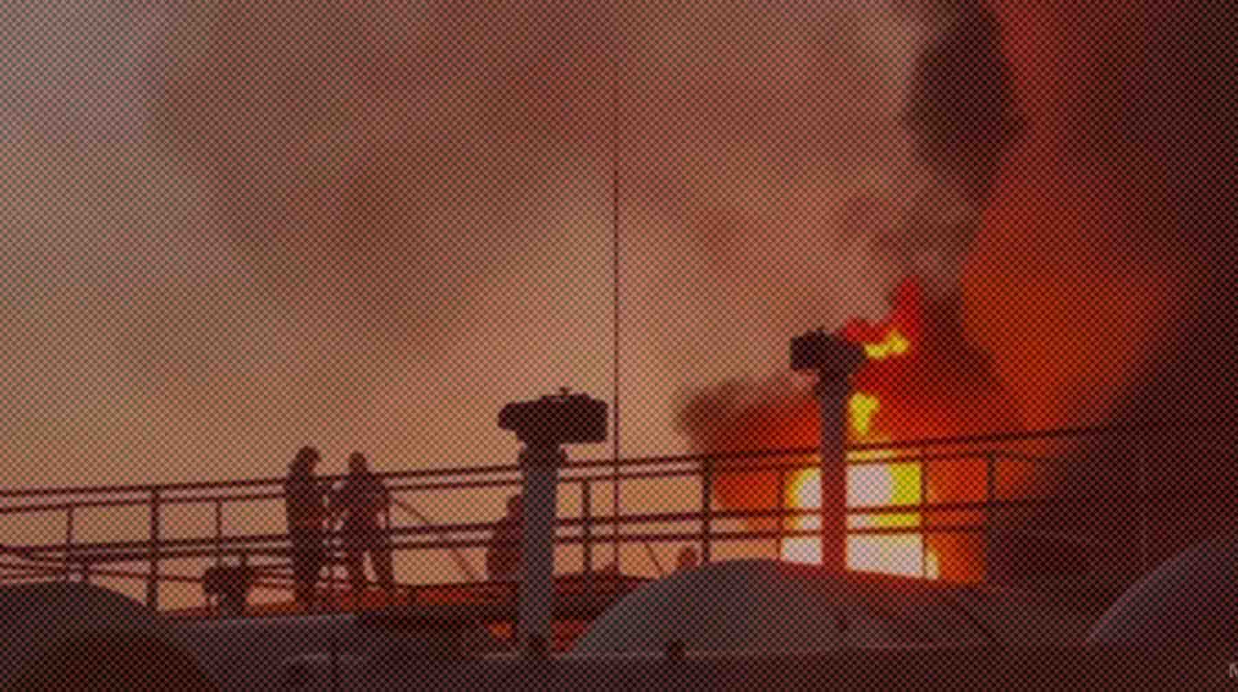 Еще двое пострадали Сотрудники пожарной службы МЧС РФС тушат пожар