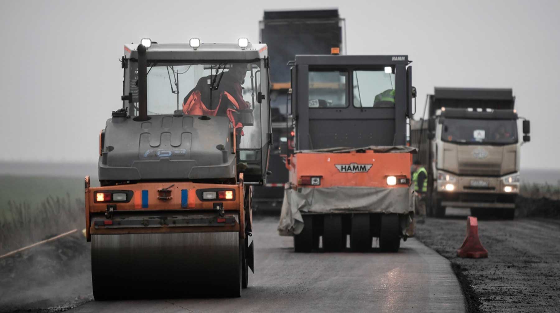 Рабочие ремонтируют дорожное полотно на автомобильной трассе Мелитополь — Джанкой , декабрь 2022 года