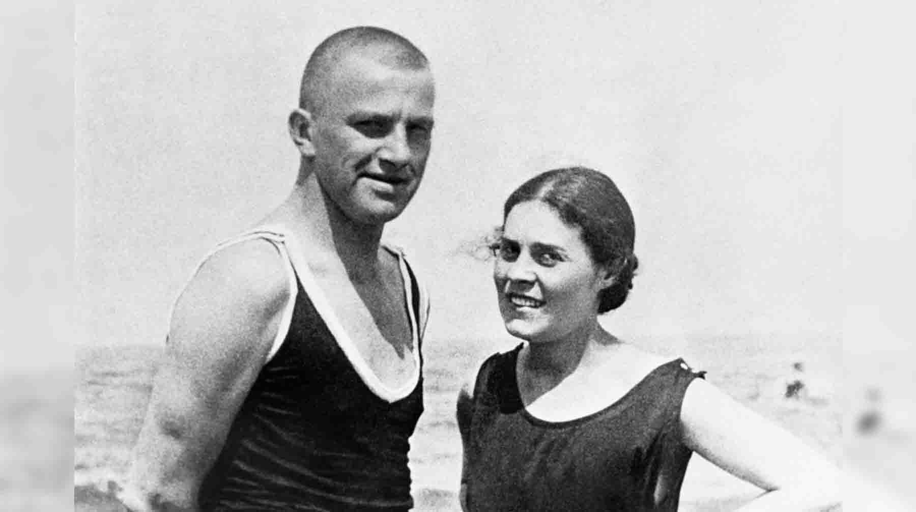 Владимир Маяковский и Лиля Брик в Германии на курорте Норден Зее в 1922 году