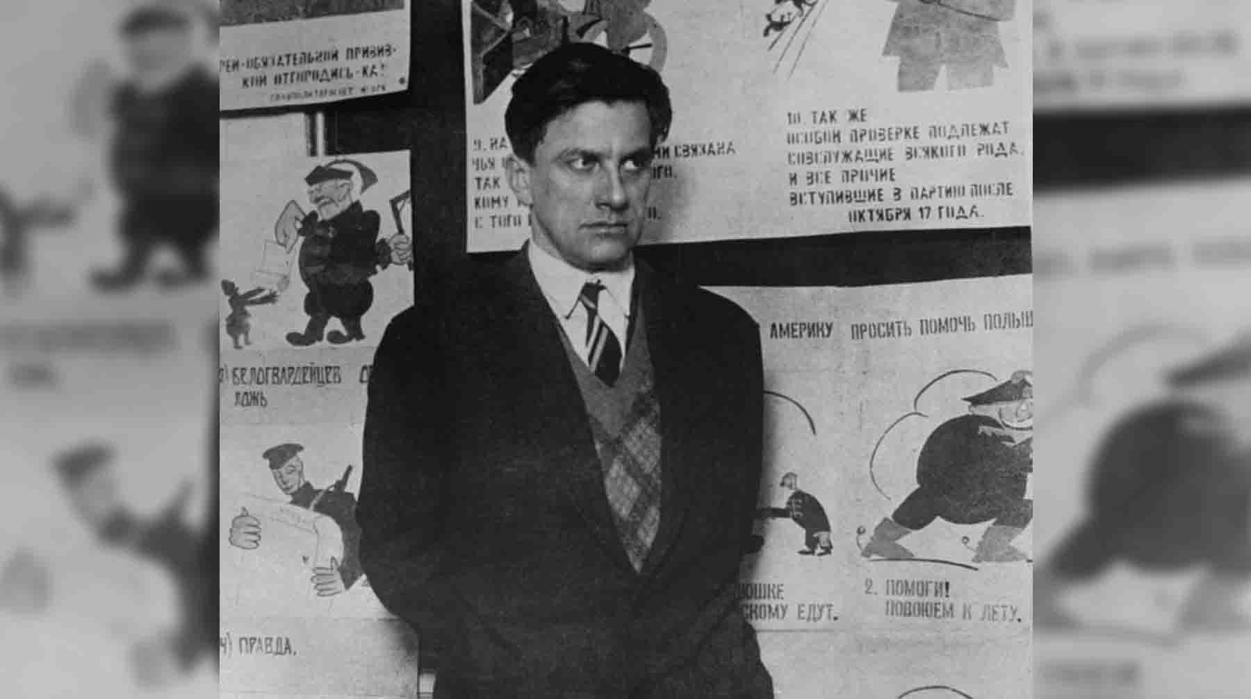 Владимир Маяковский на выставке "20 лет работы" в феврале 1930 года