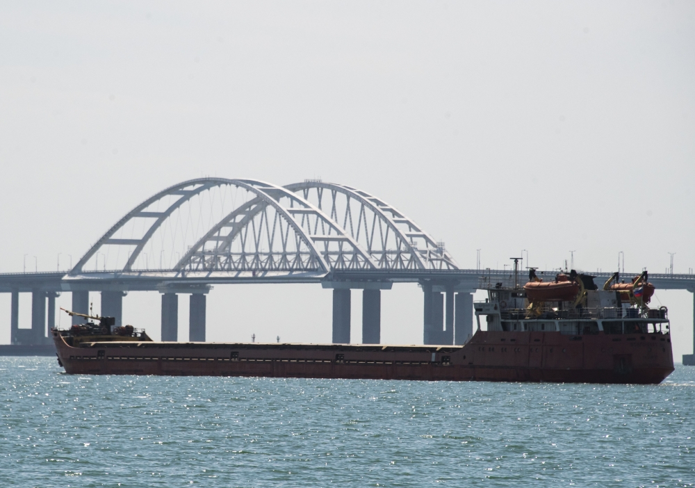 Инцидент произошел на подходе к Керченскому проливу Грузовое судно у Крымского моста через Керченский пролив