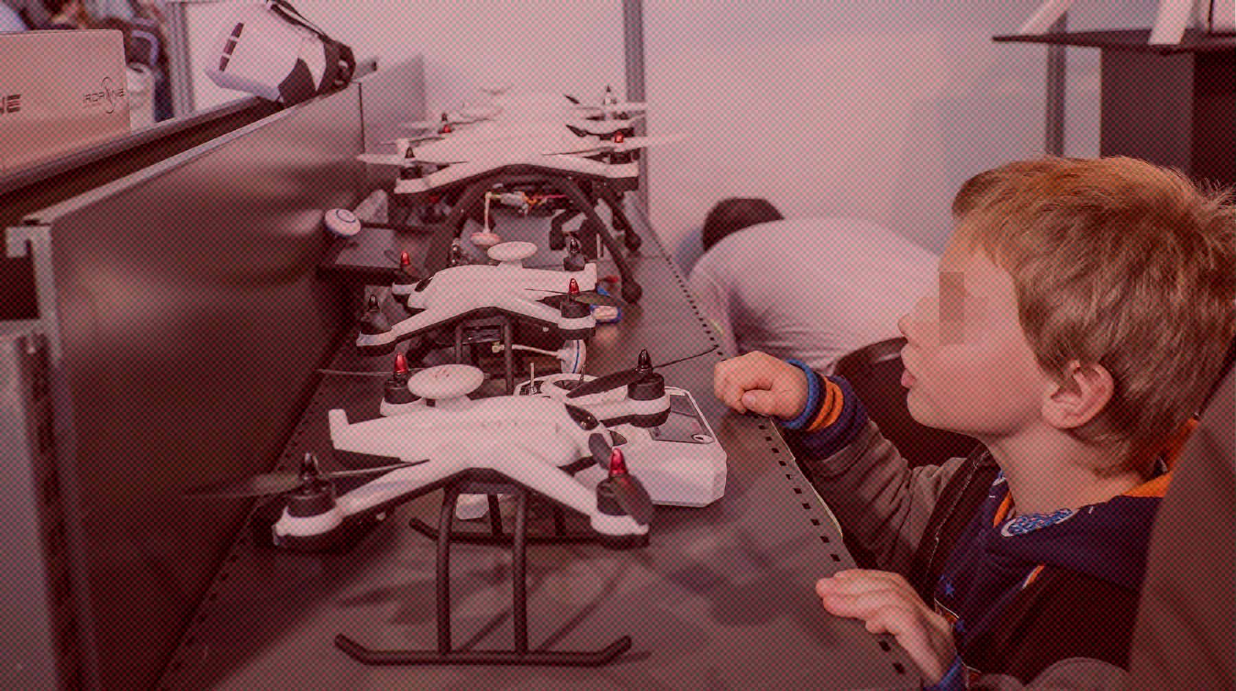 Dailystorm - Детей в школах будут обучать управлению дронами с помощью VR-игры «Небо-2024»