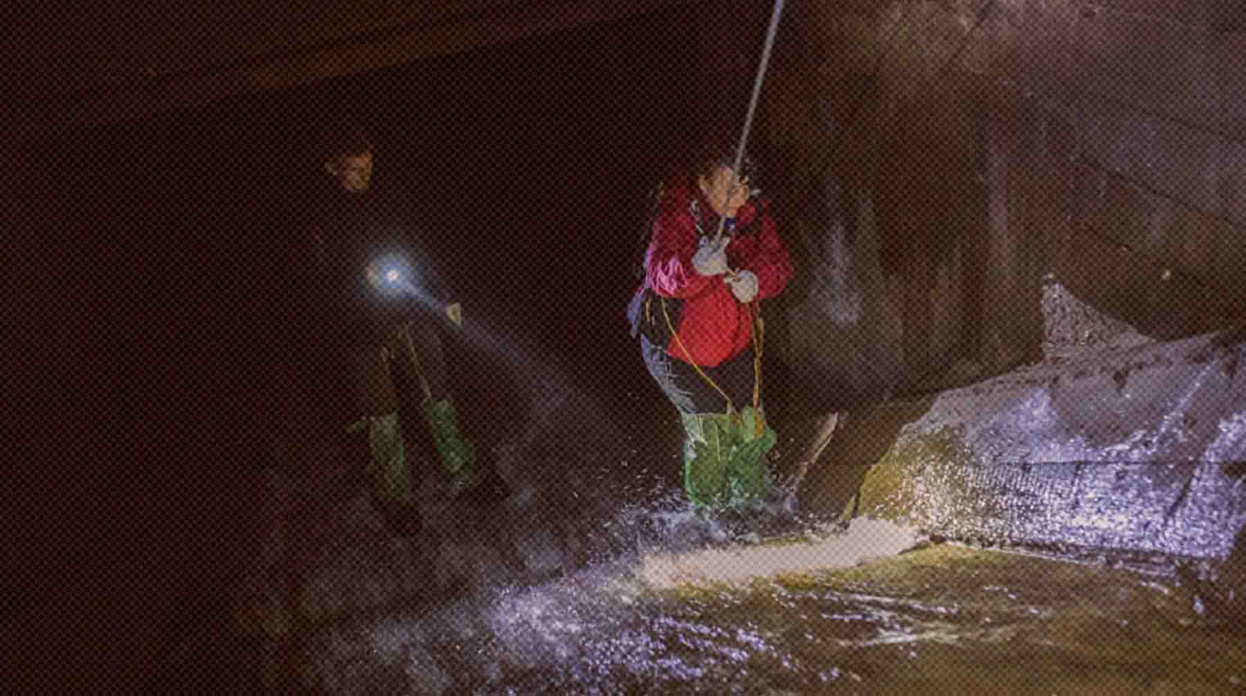 Всего погибли восемь человек, в том числе несовершеннолетние Посетительница спускается по тросу в коллектор реки Неглинки во время подземной пешеходной экскурсии