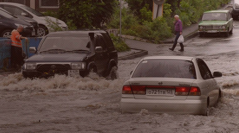 Вода залила подъезды домов, 70 тысяч человек остались без света: Владивосток накрыл сильный ливень — Daily Storm