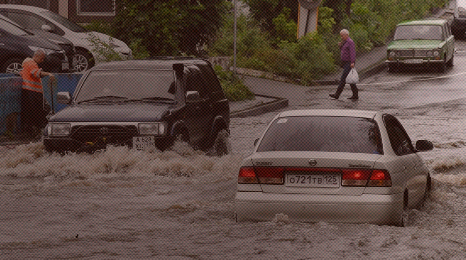 В соцсетях публикуют кадры непогоды в столице Приморья Автомобили едут по одной из улиц Владивостока, затопленных в результате сильного ливня