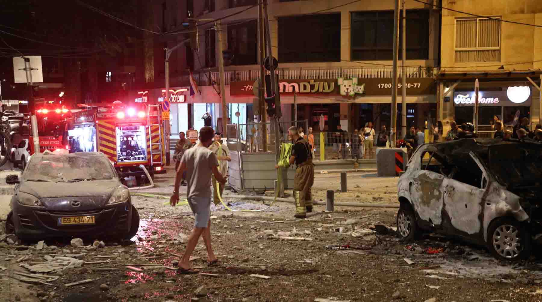 Улица поврежденная в результате ракетных обстрелов в Тель-Авиве