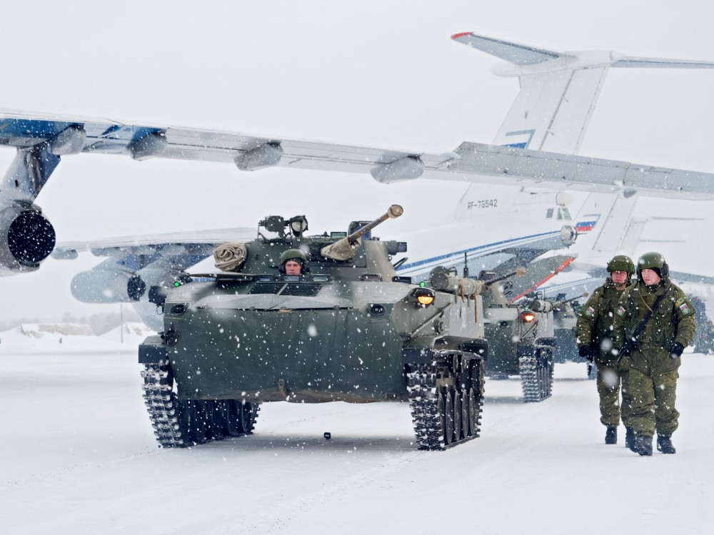 Российские военнослужащие  во время выгрузки из самолета военно-транспортной авиации ВКС РФ на аэродроме Иваново-Северный.