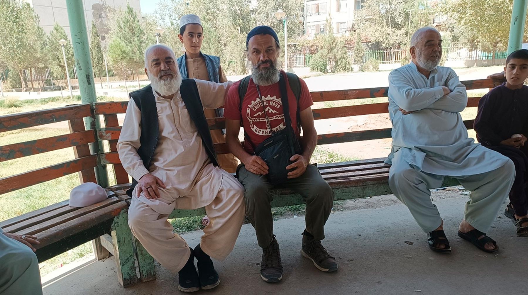 Антон Кротов с жителями советского микрорайона в Кабуле