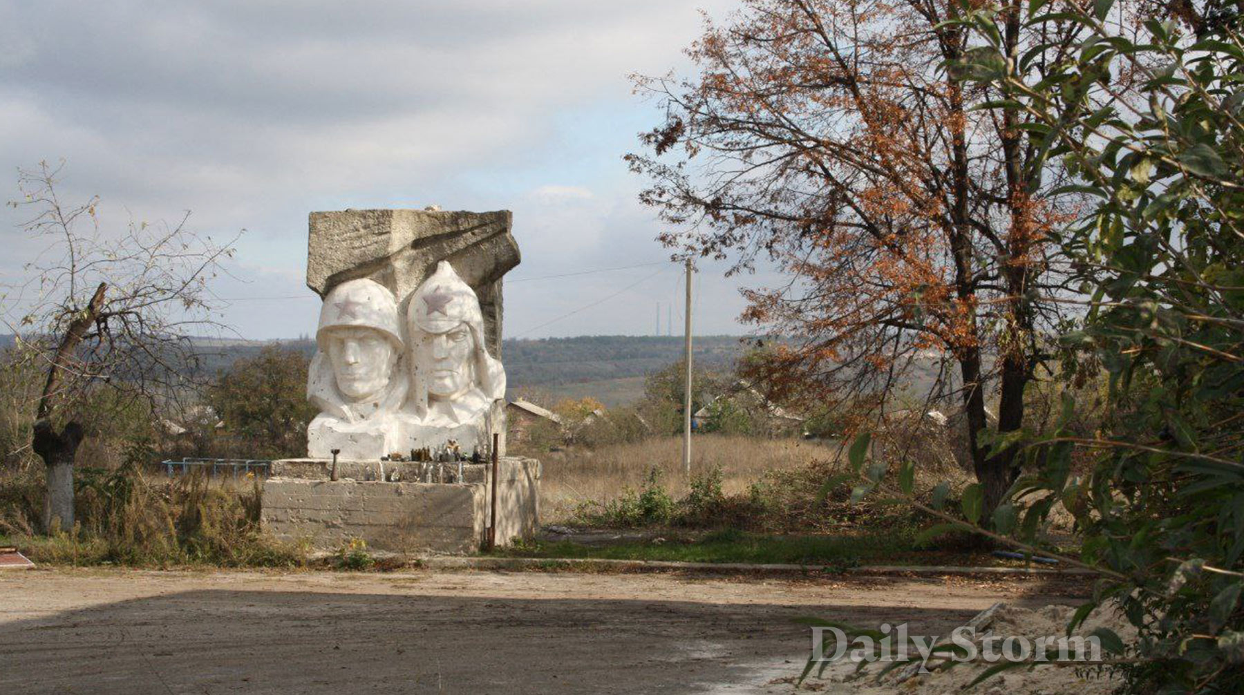 Немецкие женщины вяжут игрушки детям Донбасса