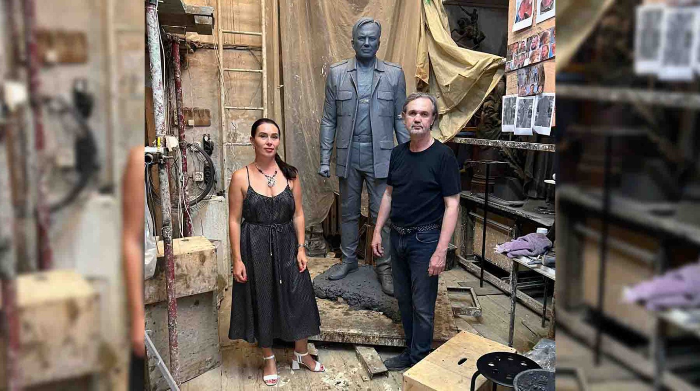 Вдова Кирилла Стремоусова и  Андрей Ковальчук у памятника Кириллу Стремоусову