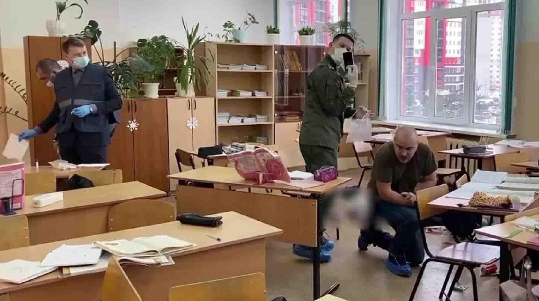 Сотрудники Следственного комитета РФ работают в гимназии №5 в Брянске, где восьмиклассница устроила стрельбу