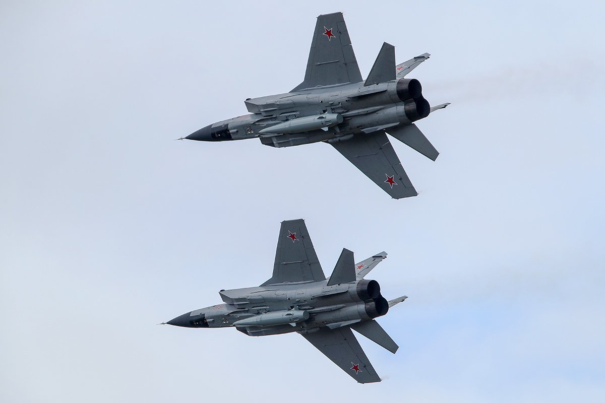Войска применили и другое вооружение Пара перехватчиков МиГ-31, оснащенных сверхзвуковым ракетным комплексом «Кинжал»
