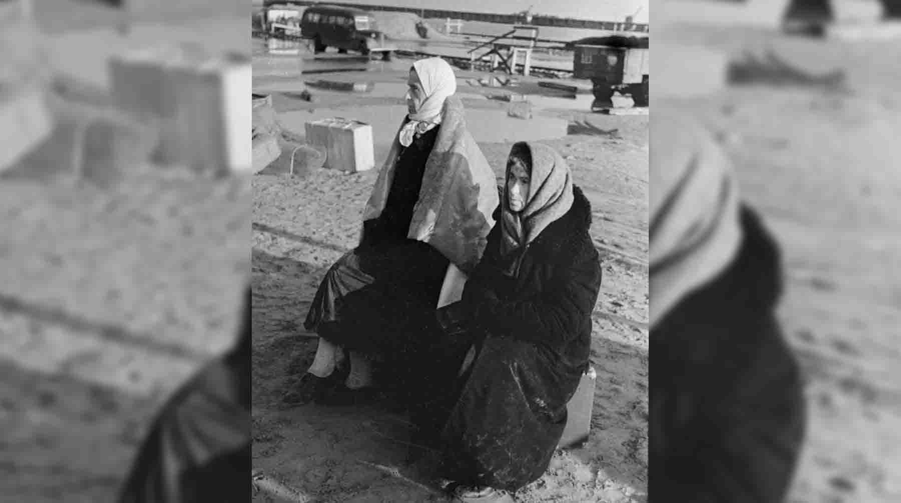 Жительницы осажденного Ленинграда в ожидании отправки на "большую землю" по льду Ладожского озера