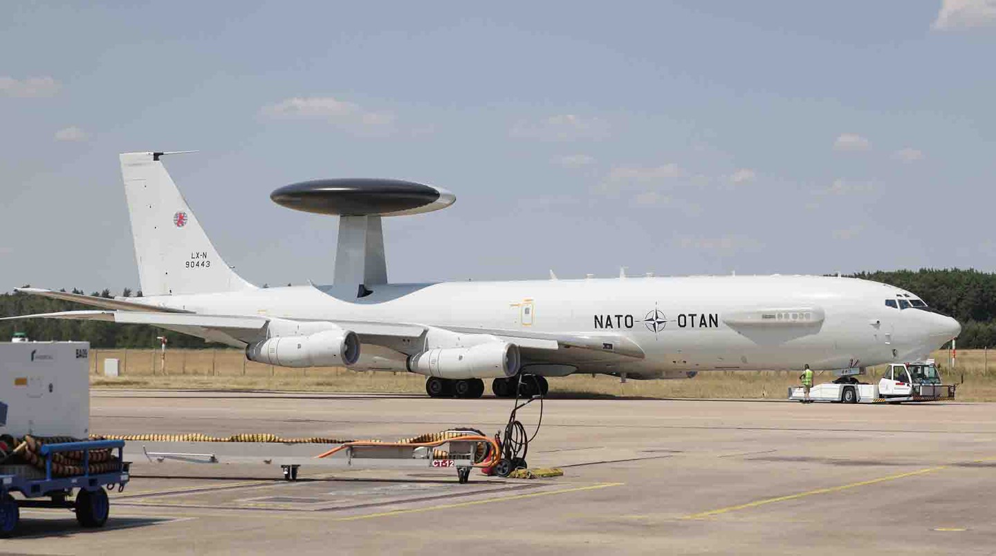 Самолет-разведчик системы AWACS