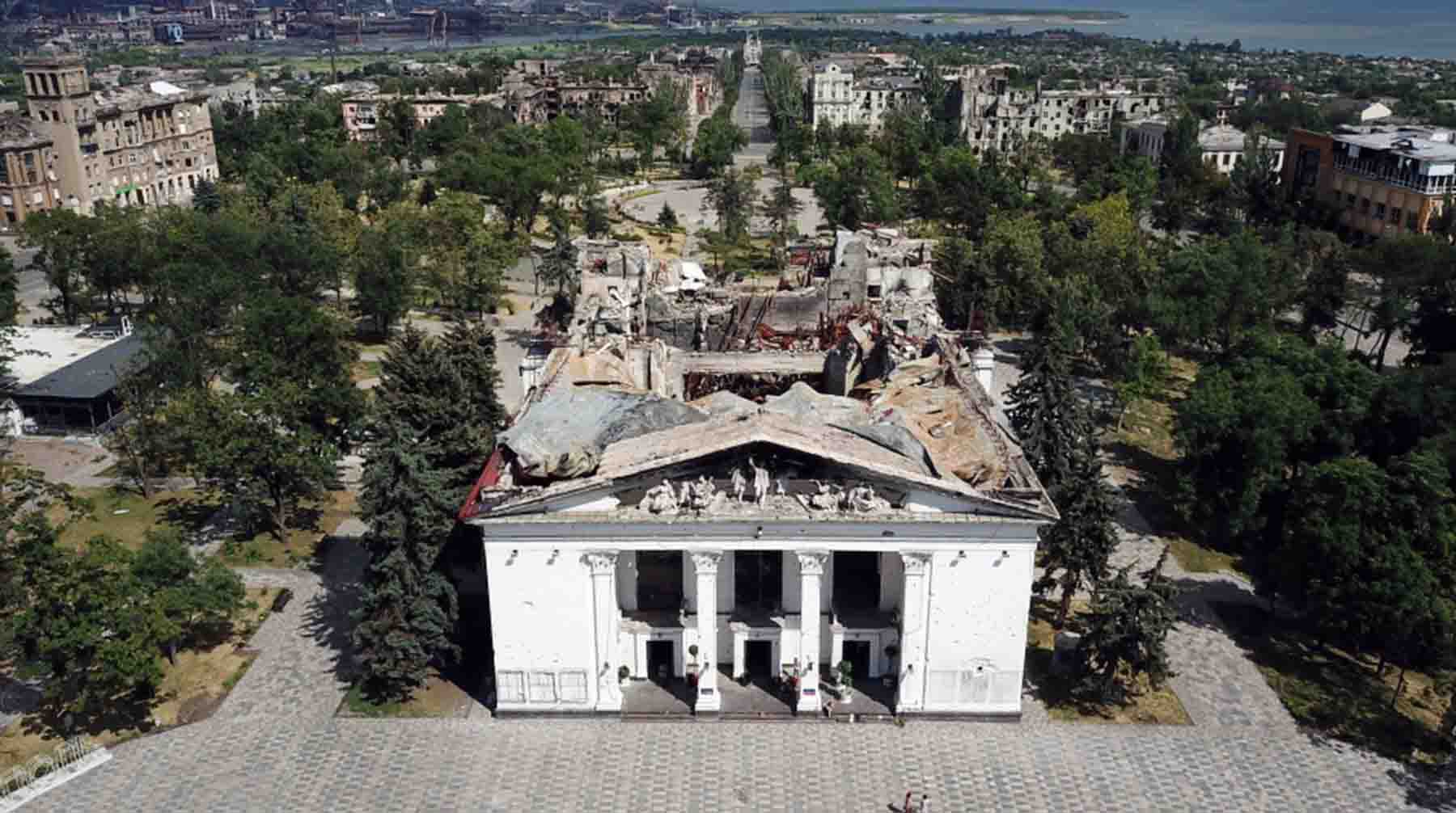 Разрушенное здание драматического театра в Мариуполе