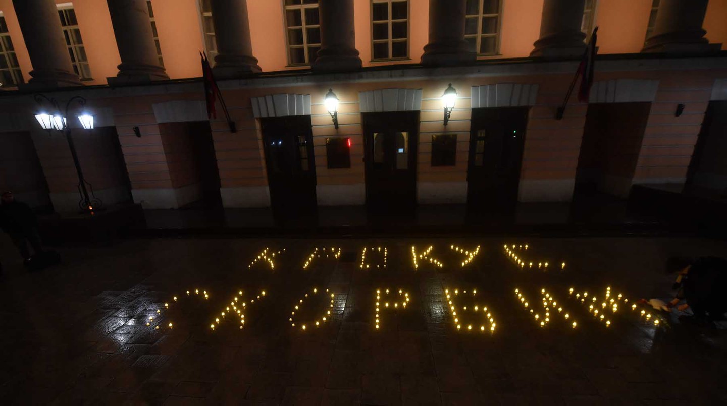 В день всенародного траура по погибшим в концертном зале «Крокус Сити Холл» перед зданием Мосгордумы прошла акция «Свеча памяти»
