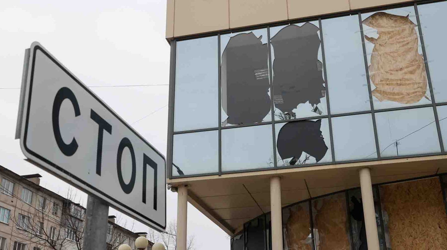 Разбитые окна домов после ракетных обстрелов в Белгороде