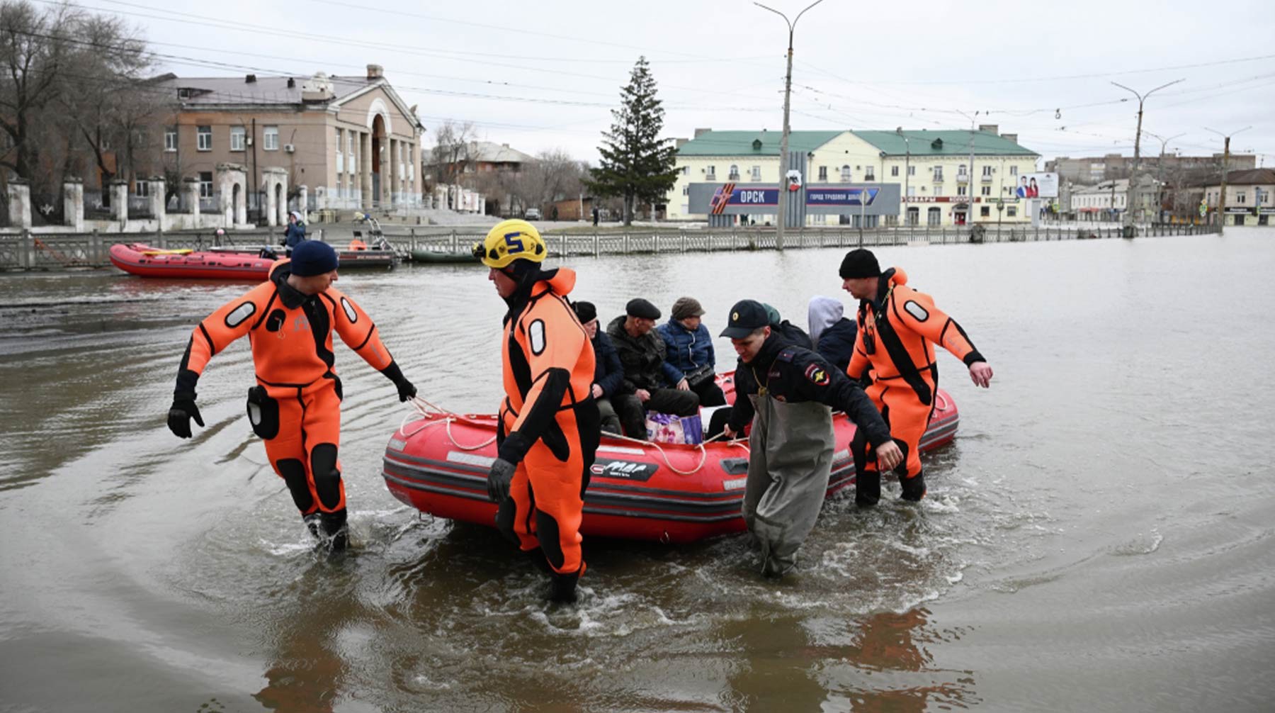 Сотрудники МЧС РФ эвакуируют жителей города в ходе ликвидации последствий прорыва дамбы в Орске
