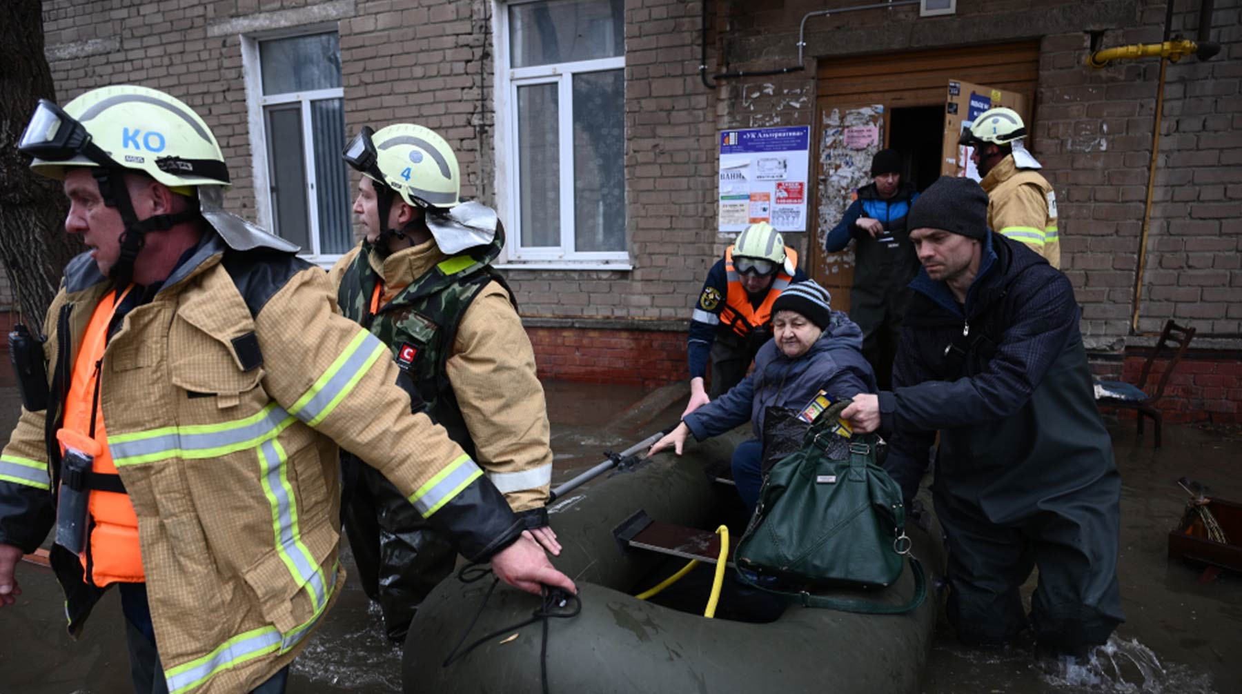 Сотрудники МЧС эвакуируют жителей затопленного из-за прорыва дамбы района Орска.