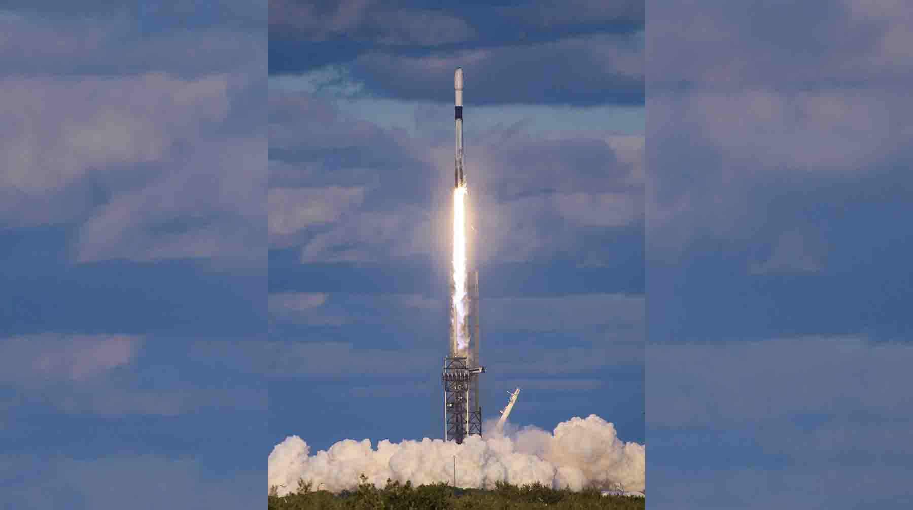 Ракета Falcon 9 стартует из Космического центра Кеннеди во Флориде