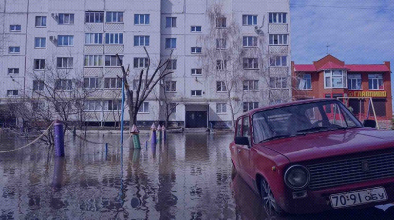 Глава города назвал такие заявления недовольных оренбуржцев «неприемлемыми» Паводок в одном из микрорайонов Оренбурга