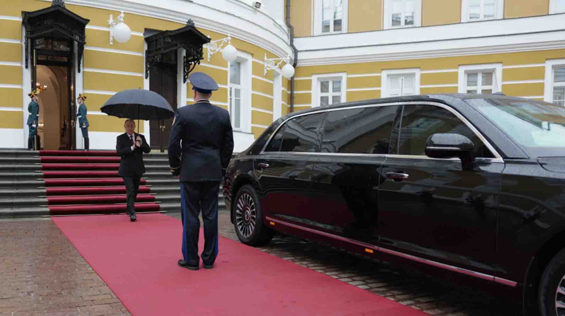 Избранный президент РФ Владимир Путин идет к машине, чтобы отправиться на церемонию инаугурации в Кремле