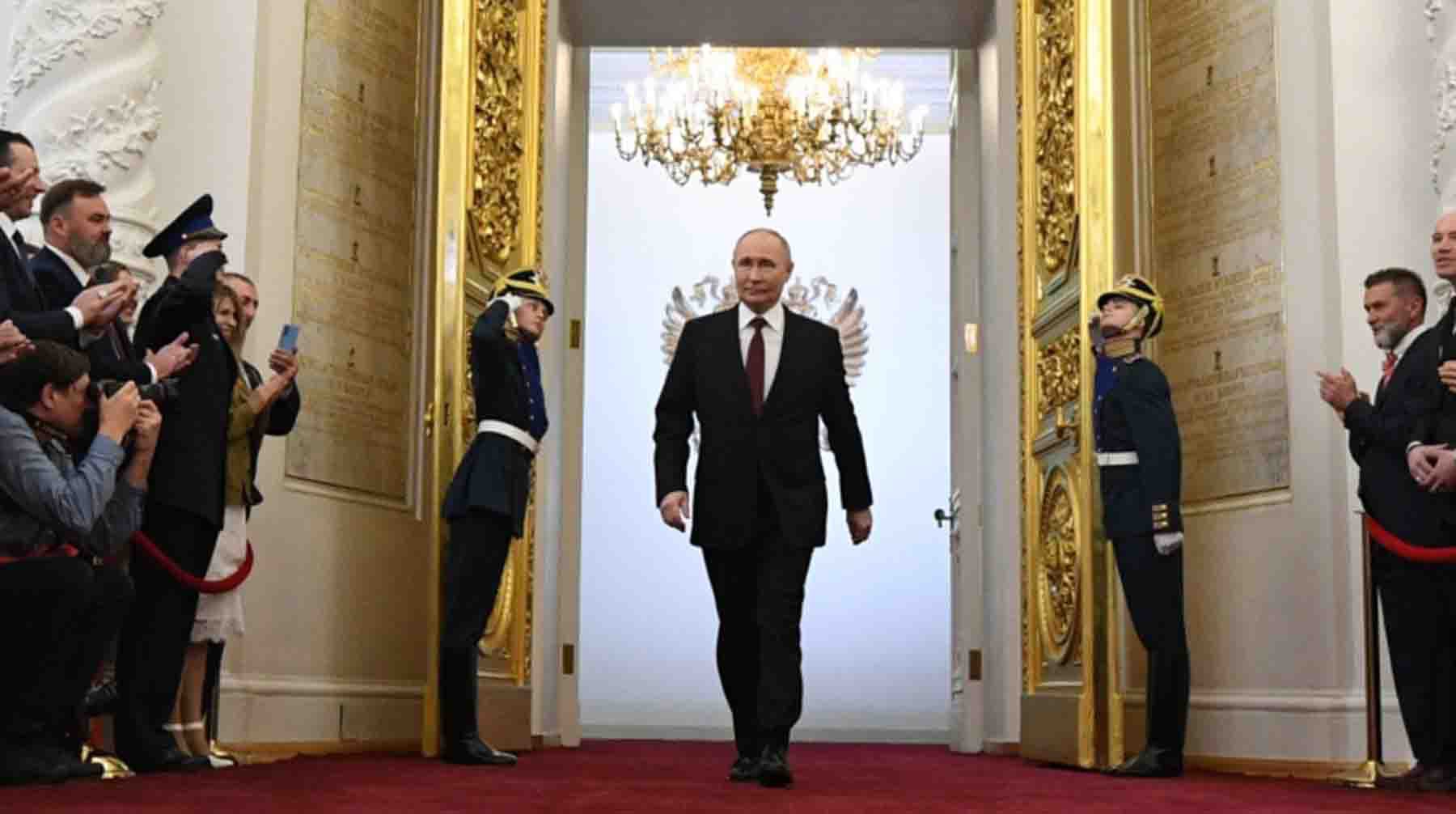 Избранный президент РФ Владимир Путин перед началом церемонии инаугурации в Кремле