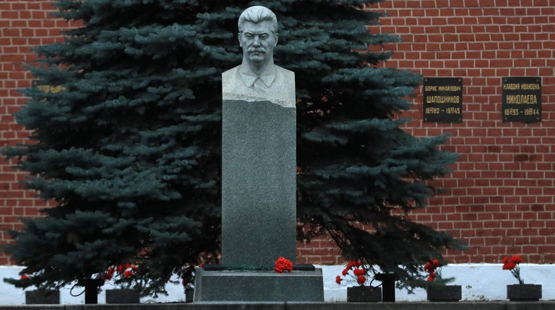 Могила И.В. Сталина у Кремлевской стены в Москве