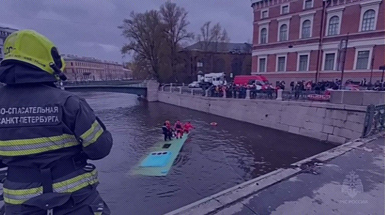 Автобус с пассажирами упал в Мойку в Петербурге. Подробности ДТП — Daily Storm