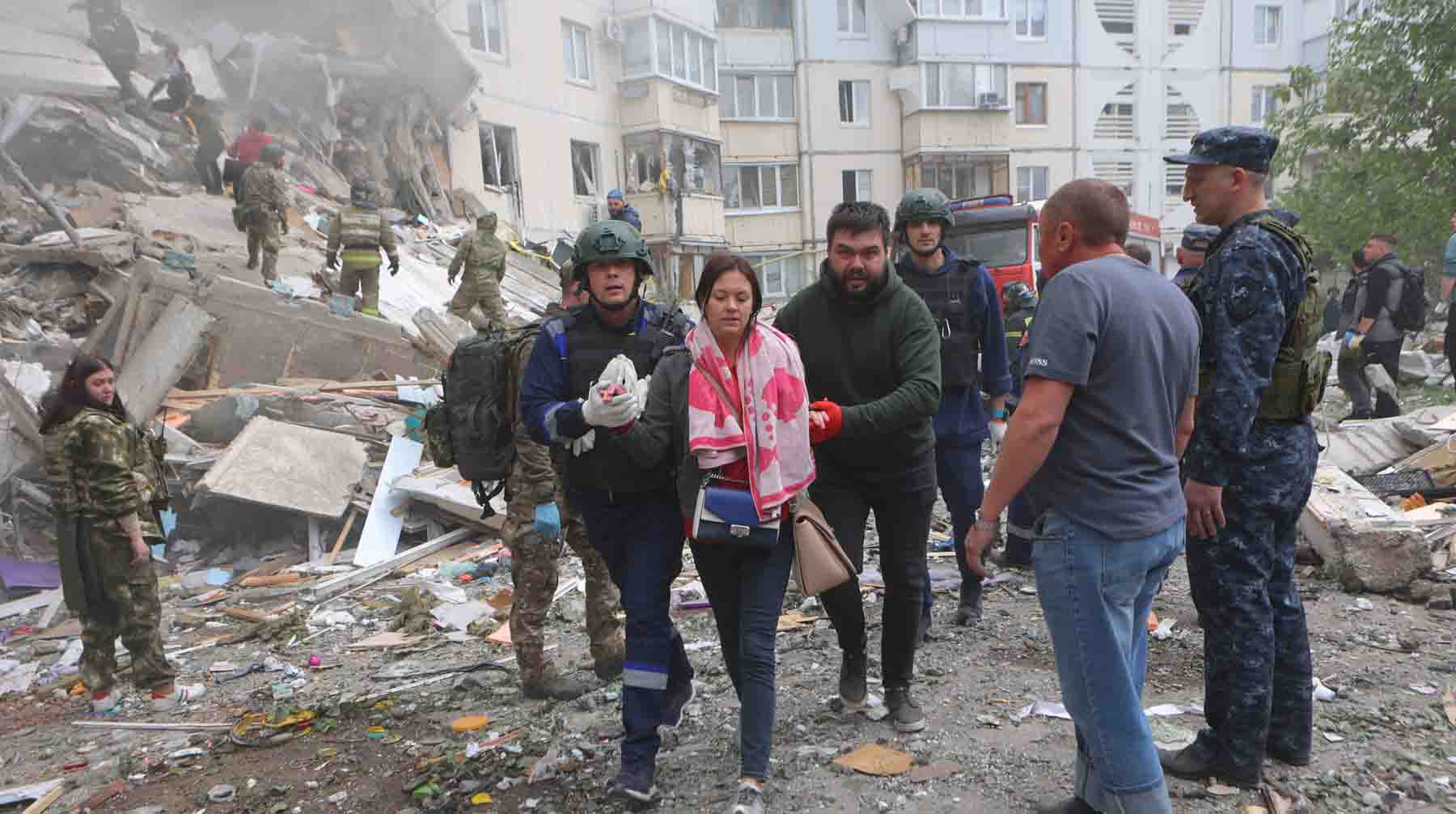 На месте обрушения подъезда жилого дома на улице Щорса в результате ракетного удара