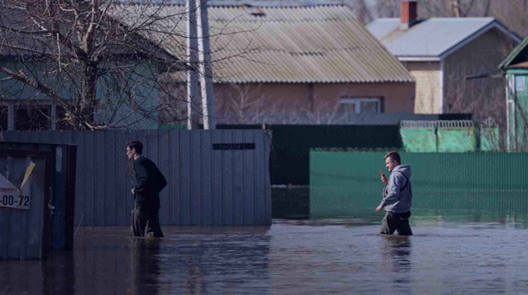 Там организуют специальные пункты сдачи экзамена, пояснили в региональном министерстве образования Одна из затопленных улиц в Оренбургской области