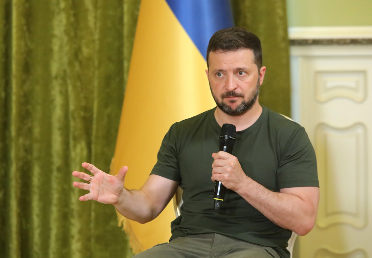 По словам президента Украины, неважно, с кем вести диалог, Россию будет представлять тот, «кто все решает» Владимир Зеленский