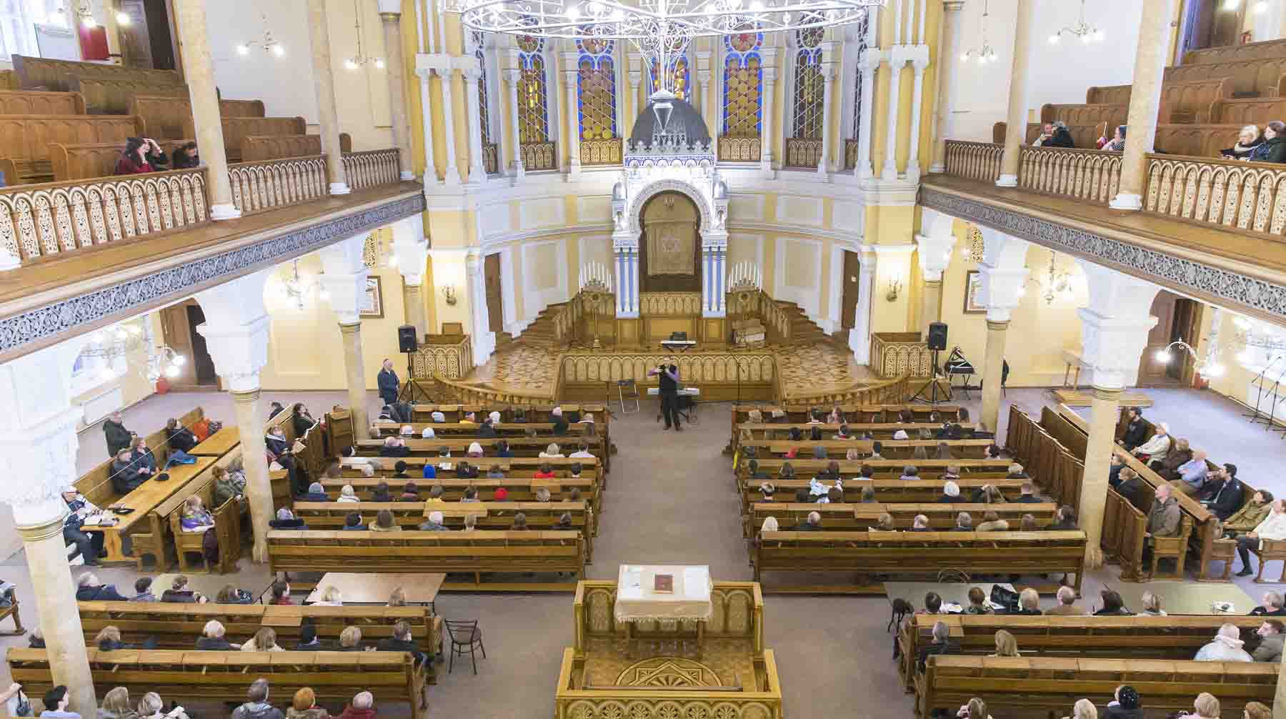 Внутри Большой хоральной синагоги Санкт-Петербурга