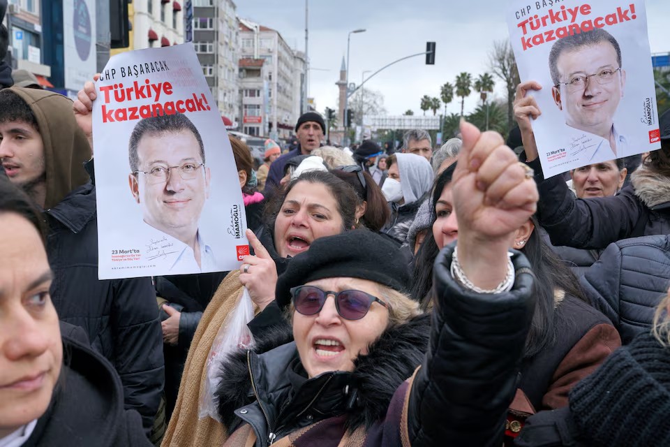 Сторонники Имамоглу вышли на митинг против его задержания